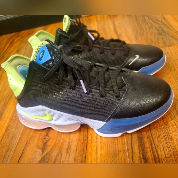 Women's Size 9 Nike LeBron Basketball Shoes - Picture 5 of 5